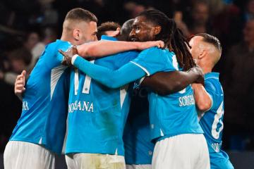 Napoli venció a Milan y sigue cerca de la cima de la Serie A