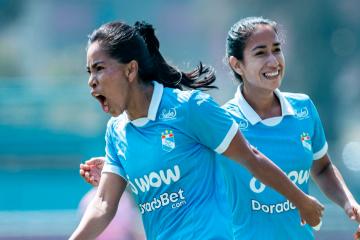 (FOTOS) ¡Con puntaje perfecto! Cristal goleó 8-0 a Def. del Ilucán y lidera Liga Femenina