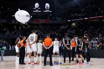Real Madrid rindió homenaje a Mario Vargas Llosa en Euroliga