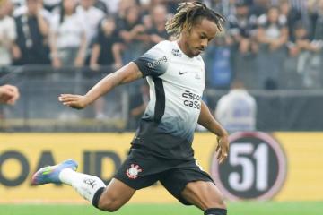 Carrillo fue titular en triunfo de Corinthians en el Brasileirao