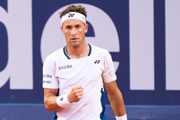 Casper Ruud ganó en sets corridos para avanzar en Barcelona