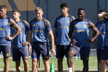 Luis Advíncula quedó concentrado en Boca Juniors para enfrentar a Belgrano