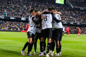 Valencia derrotó 1-0 a Sevilla y extiendió su gran racha en LaLiga