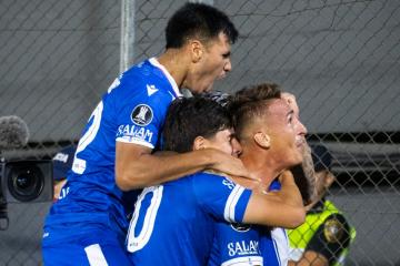 Vélez goleó a Olimpia en Paraguay