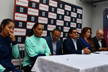 Caja Huancayo premió a las campeonas de vóley de Alianza Lima