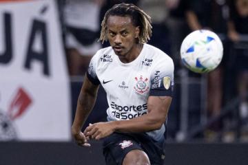 Carrillo jugó en victoria de Corinthians