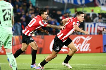 Estudiantes goleó de visita a la 'U' de Chile y lidera su grupo