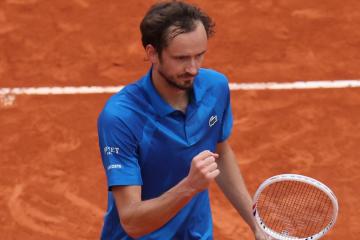 Medvedev avanzó a octavos de final en Roma