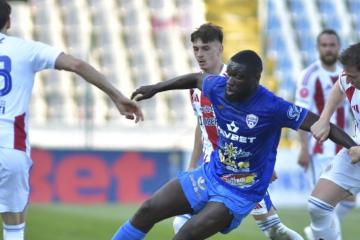Con Benavente sin minutos, Gloria Buzău cayó 3-0 y sigue último en Rumania