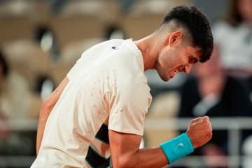Con récord incluido: Alcaraz avanzó en Roland Garros