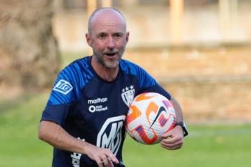 DT de Independiente del Valle: "Si los minutos van pasando, al que menos le sirve el resultado es a Barcelona"