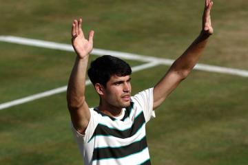 Alcaraz avanzó a cuartos de final en Queen's