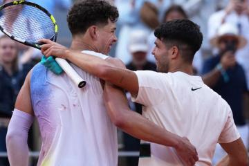 ¡El campeón sigue en pie! Alcaraz ya está en cuartos del Roland Garros