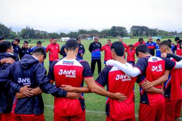 Mannucci anunció la no continuidad del técnico Rubinich