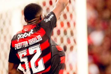 Flamengo goleó a Fortaleza y llegó a la cima del Brasileirao