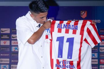 Almada fue presentado en el Atlético de Madrid