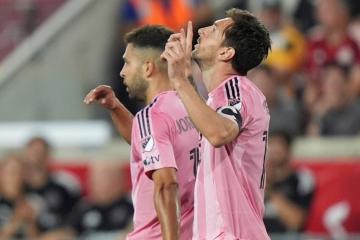 Messi brilló con doblete y superó a Cristiano Ronaldo en goles sin penales