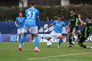 Nápoli venció 2-1 a Catanzaro y se reencontró con la victoria en su preparación para la temporada