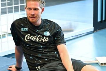 De Bruyne sorprendió en Nápoli al entrenar con la mítica ’10’ de Maradona