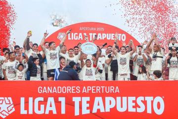 (FOTOS) ¡Alzó el trofeo! "U" empató ante Los Chankas y se consagró ganador del Apertura