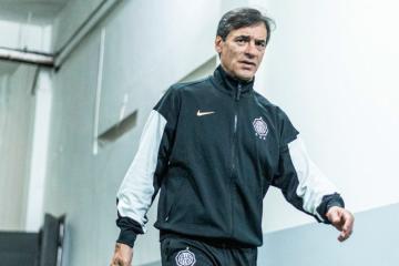 Le bajaron el dedo: Fabián Bustos ya no es más DT de Olimpia