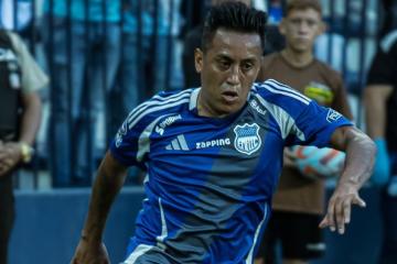 Con Barco y Cueva, Emelec ganó de visita frente a Aucas