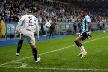 Erick Noriega fue suplente en el empate de Gremio ante Ceará