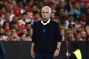 Tras quedar eliminado en la Champions League a manos del Benfica, Fenerbahce optó por destituir del banquillo a José Mourinho luego de 14 meses como entrenador del cuadro turco.  "Hemos despedido a José Mourinho, quien ha sido el entrenador de nuestro equipo desde la temporada 2024-2025. Le agradecemos su esfuerzo por nuestro equipo y le deseamos éxito en su carrera", aseguró el elenco de Turquía en sus redes sociales.  Cabe indicar que el técnico portugués dirigió un total de 62 partidos, con un saldo de 3