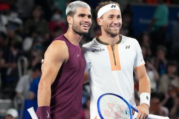 Alcaraz le remontó a Ruud y ya está en la final de Tokio