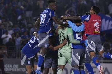 Con Barco y Cueva, Emelec avanzó a semifinales de la Copa Ecuador