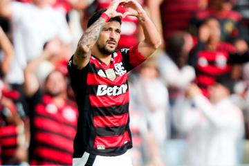 Flamengo venció 3-2 a Palmeiras y lo alcanzó en la cima del Brasileirao
