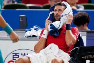 Djokovic avanzó en Shanghái, pero preocupa su estado físico tras sufrir mareos