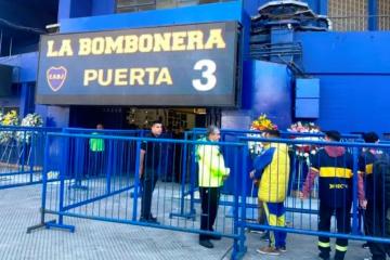 Emotiva despedida: Hinchas llegan al velorio de Miguel Ángel Russo en La Bombonera