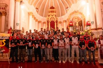 (FOTOS) Renovaron su fe: FBC Melgar estuvo en misa en honor al Señor de los Milagros