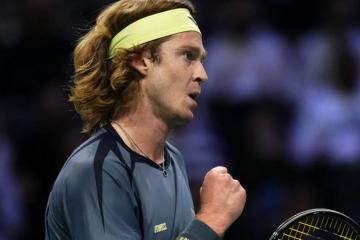 Rublev debutó con triunfo en Masters 1000 de París