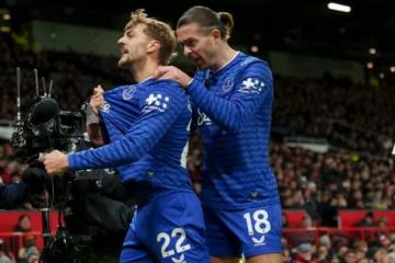Everton ganó en Old Trafford con uno menos