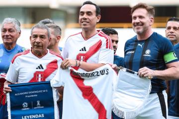 Con presencia de Presidente José Jerí, "Leyendas de Perú" y "Leyendas de Conmebol" jugaron en el Estadio Nacional