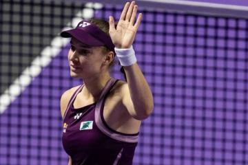 Rybakina venció a Swiatek y avanzó a 'semis' en el WTA Finals