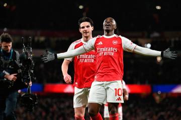 Arsenal goleó a Tottenham y sigue de líder en la Premier League