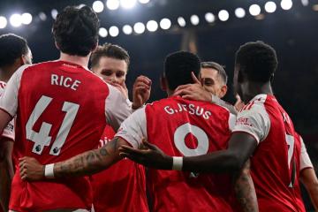 Arsenal ganó en el final y se mantiene como líder