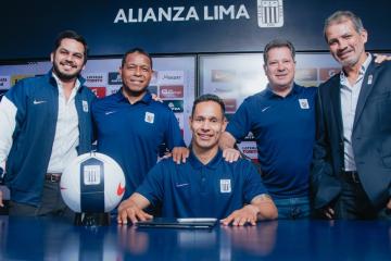 Renzo Garcés renovó contrato con Alianza Lima