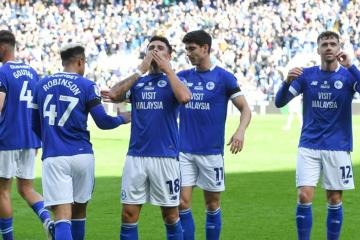 Alexander Robertson le dio el triunfo al Cardiff y lo colocó como líder de la League One