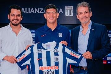 (FOTOS) Alianza Lima oficializó fichaje de Esteban Pavez