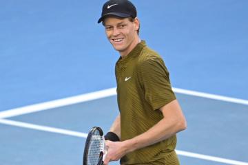 Sinner avanzó en Australia tras retiro de su rival