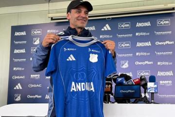 El flamante entrenador de Millonarios, Fabián Bustos, se mostró muy contento de asumir el reto de posicionar al club colombiano en los primeros lugares y confía que la hinchada se sienta identificada con el equipo.  "Poder dirigir a Falcao es un honor, de los 3 mejores jugadores de Colombia. Tenemos 4 jugadores de área que tienen una competencia bonita", declaró el exentrenador de Universitario en conferencia.  Luego, Bustos señaló: "Estoy muy agradecido y a trabajar que es lo más importante para poner al c
