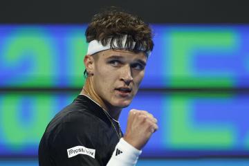 Mensik dio la sorpresa y eliminó a Sinner del Torneo de Catar