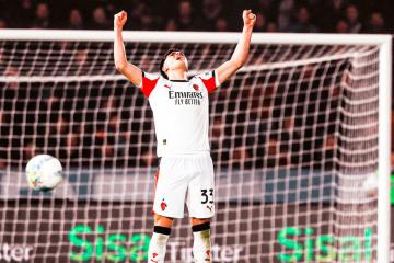 Milan ganó en los últimos minutos ante Pisa y sigue cerca de la cima en la Serie A