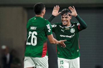 Palmeiras goleó a Vitória para sumar su primer triunfo en el Brasileirao