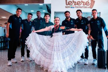 (FOTOS) Cristal ya está en Paraguay para duelo ante 2 de Mayo