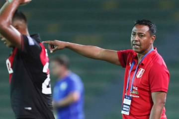 Solano: “Estamos simplemente dedicándonos a buscar parentescos en Europa para que nos representen”